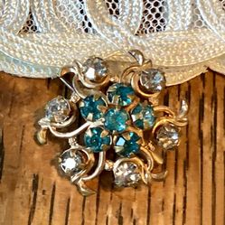 Sweet Vtg Gold Tone brooch, sparkly rhinestones, in a floral design.