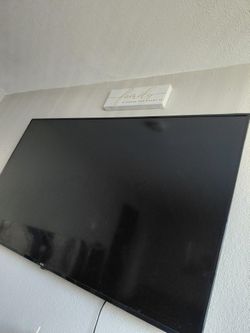 65 Inch ROKU onn TV Flate Screen
