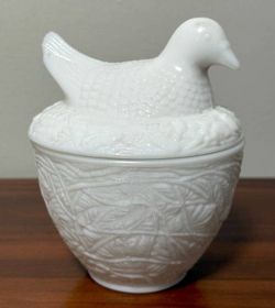 Vintage Collectible Avon Milk Glass Bird On Nest Candy Dish Bowl Trinket Dish