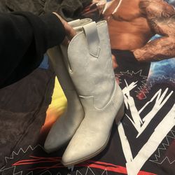 Cowgirl Cream Color Boots 