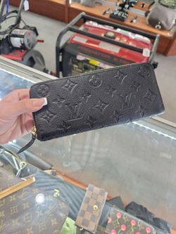 Louis Vuitton zippy wallet