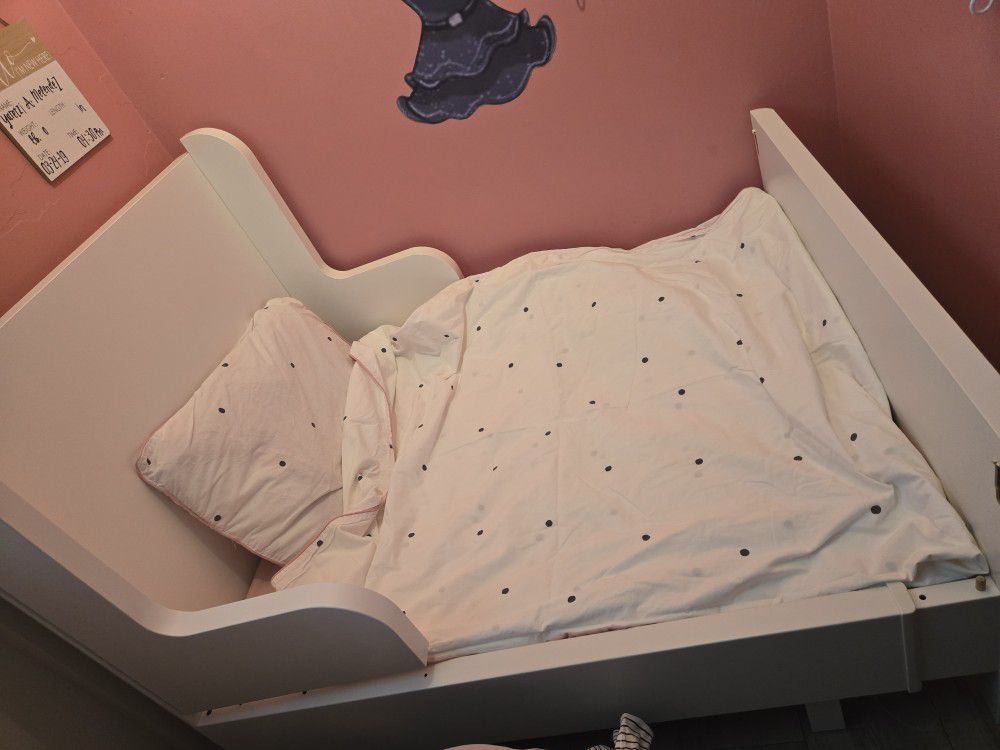 Toddler Bed / Twin Bed 