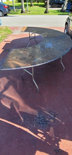 2 Quarter Round Tables. Can Be Used For Events, News Anchor Table, Guest Of Honor, Candy Or Cake Table.