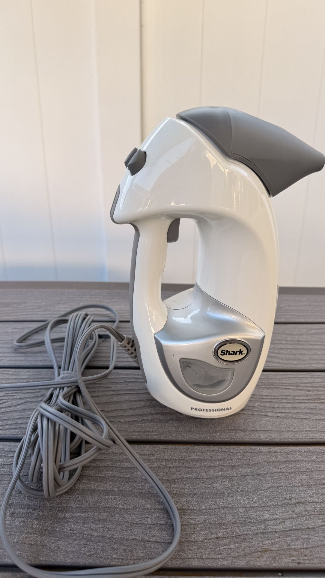 Selling professional clothes steamer Shark 
