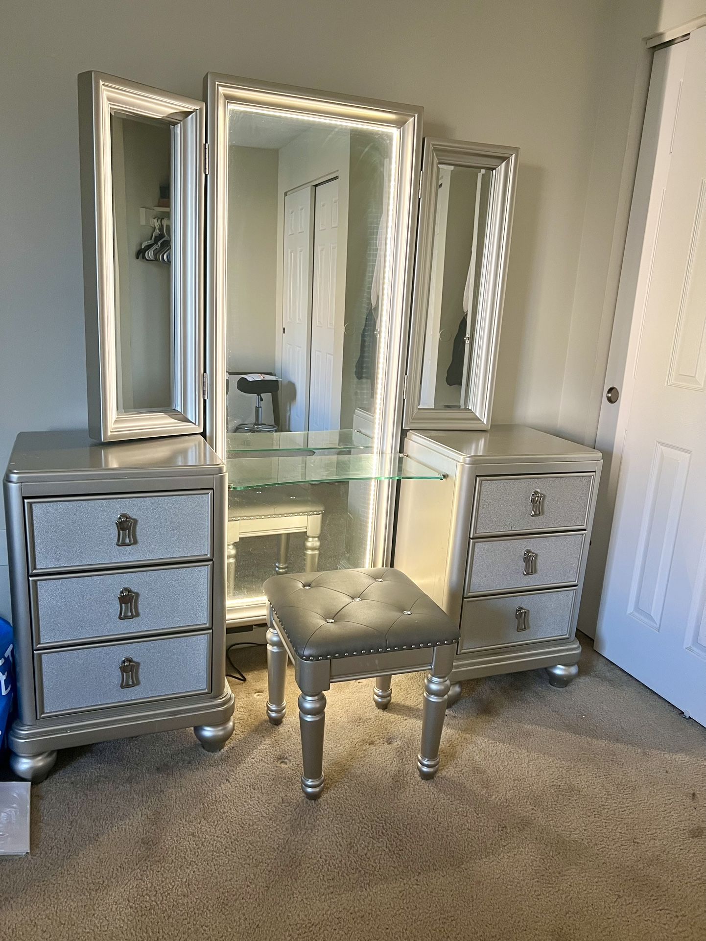 LED Vanity + Mirror with Lights – Must Pick Up This Week