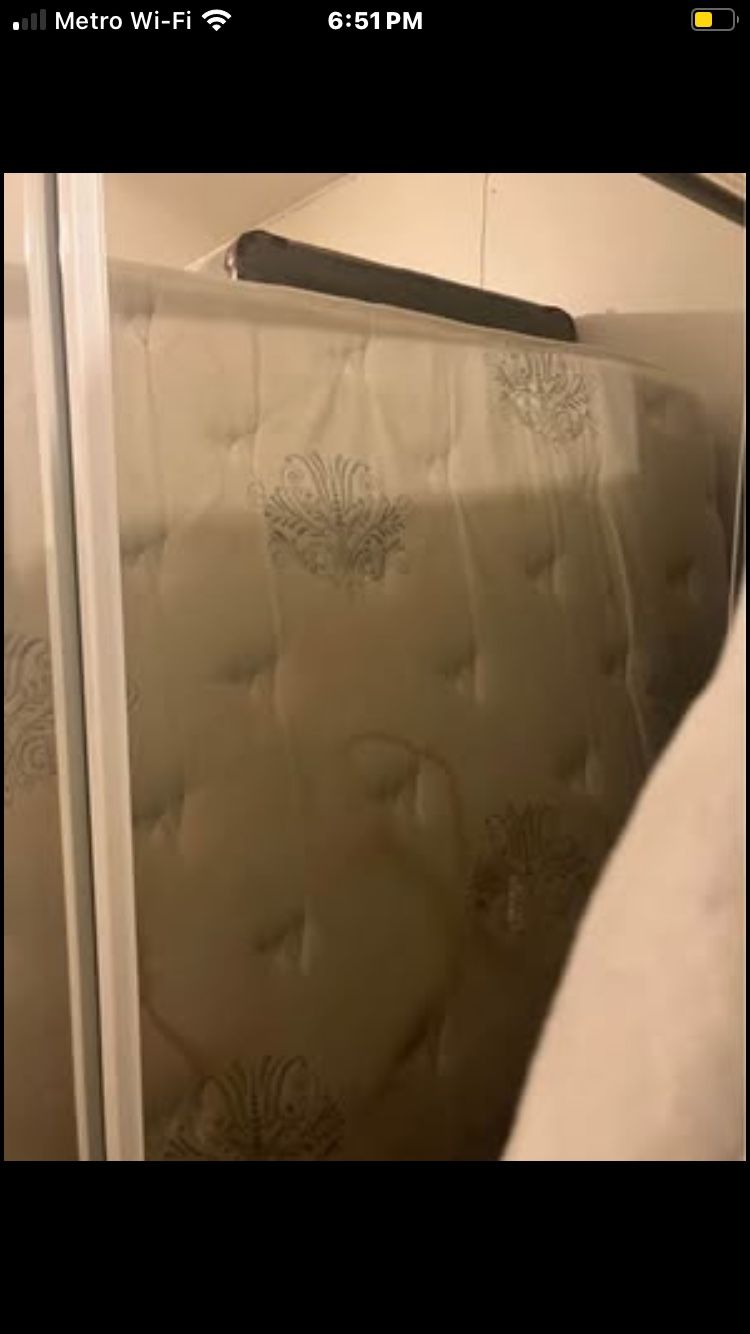 Simmons beauty sleep Queen with box spring