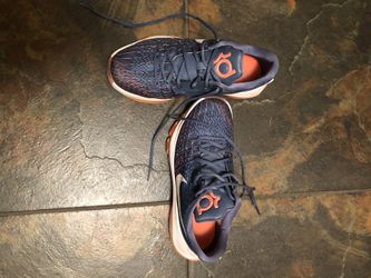 Boys KD tennis shoes size 7