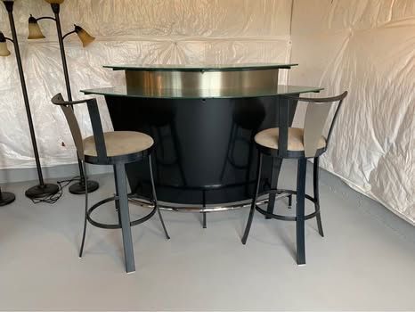 Modern Bar With 2 Bar Stools