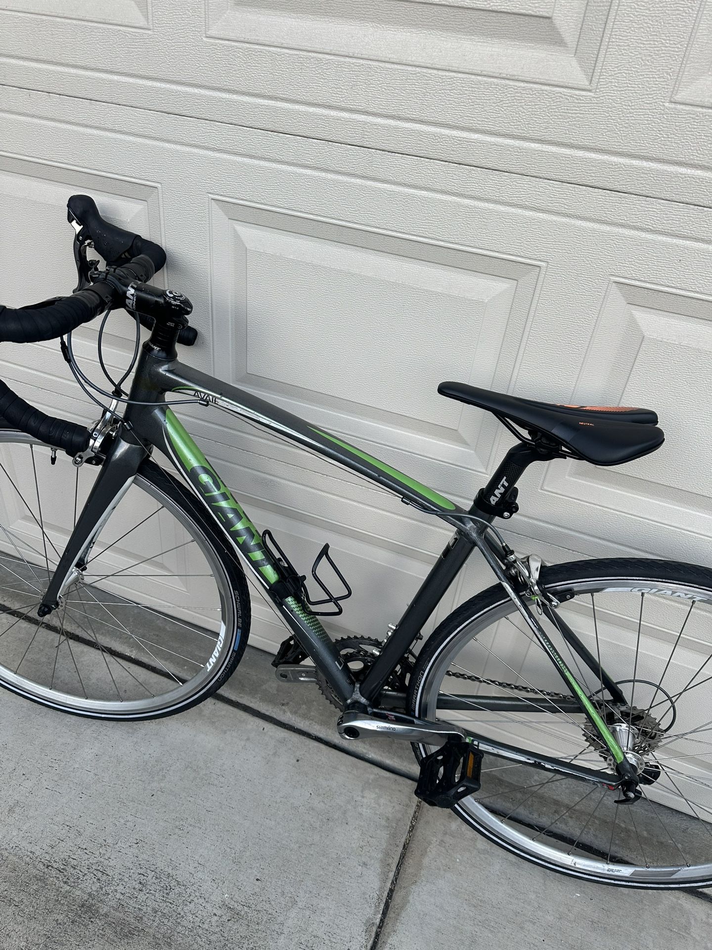 Giant Road Bike With Carbon Forks And Aluminum Body