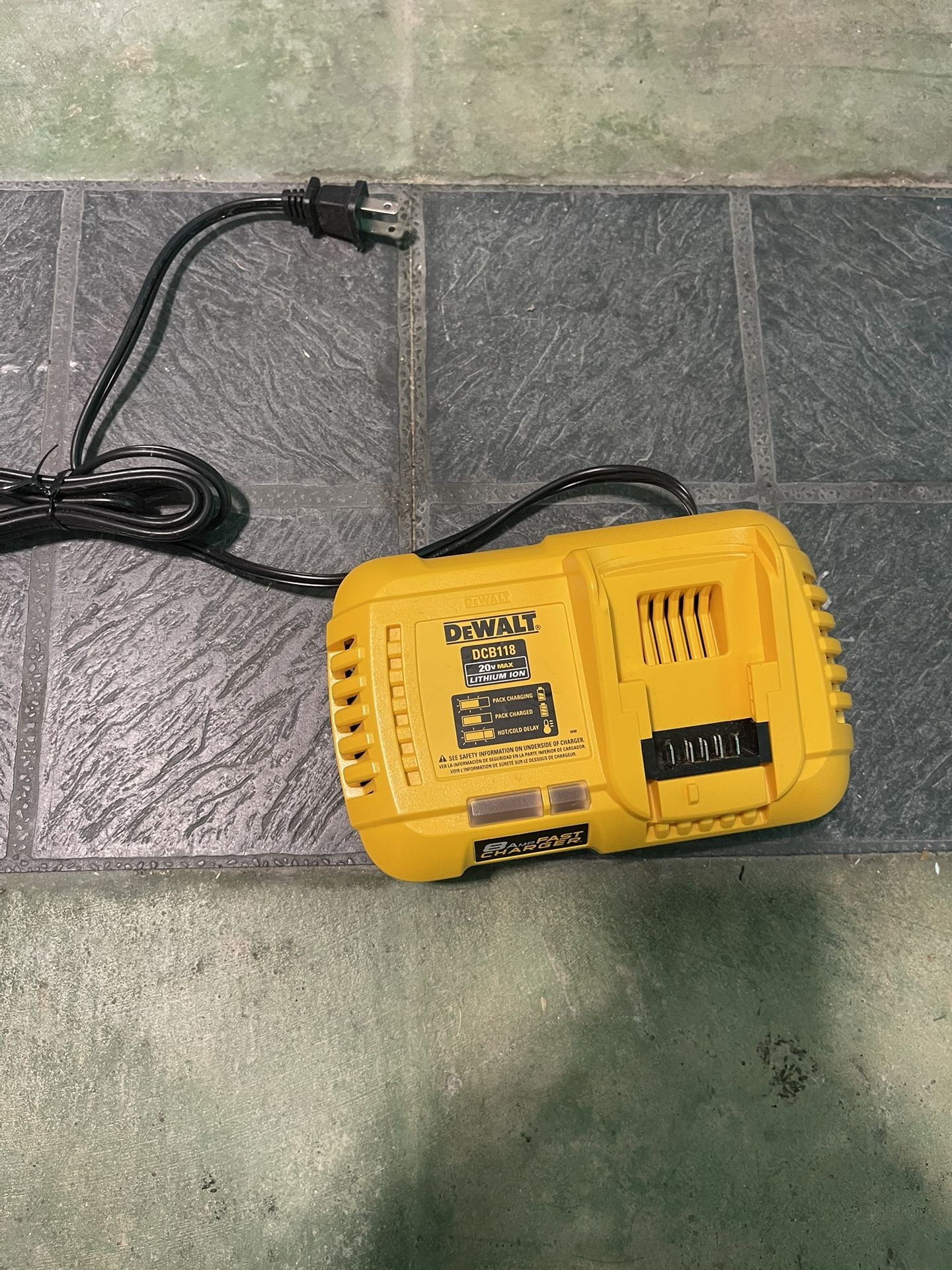 DEWALT 20V 8 AMP Lithium Ion Fan Cooled Fast Charger