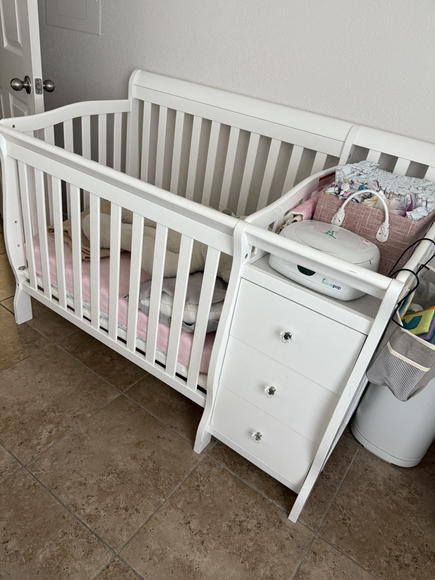 BABY CRIB FOR SALE!