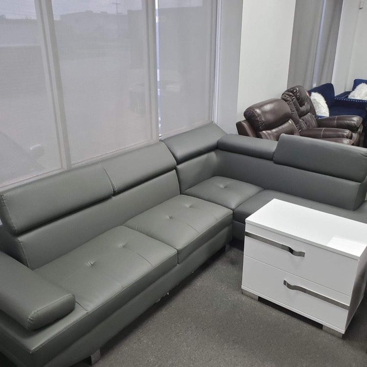 New Sectional - SCRATCH AND DENT FLOOR MODEL ON DISCOUNT