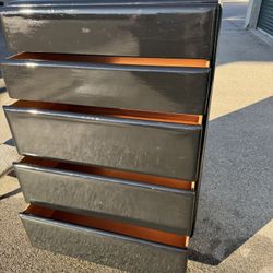 used wood chest of drawers /Cajonera de madera trabajando bien 48.5”Tx19”Dx33”W/ used wood chest of drawers