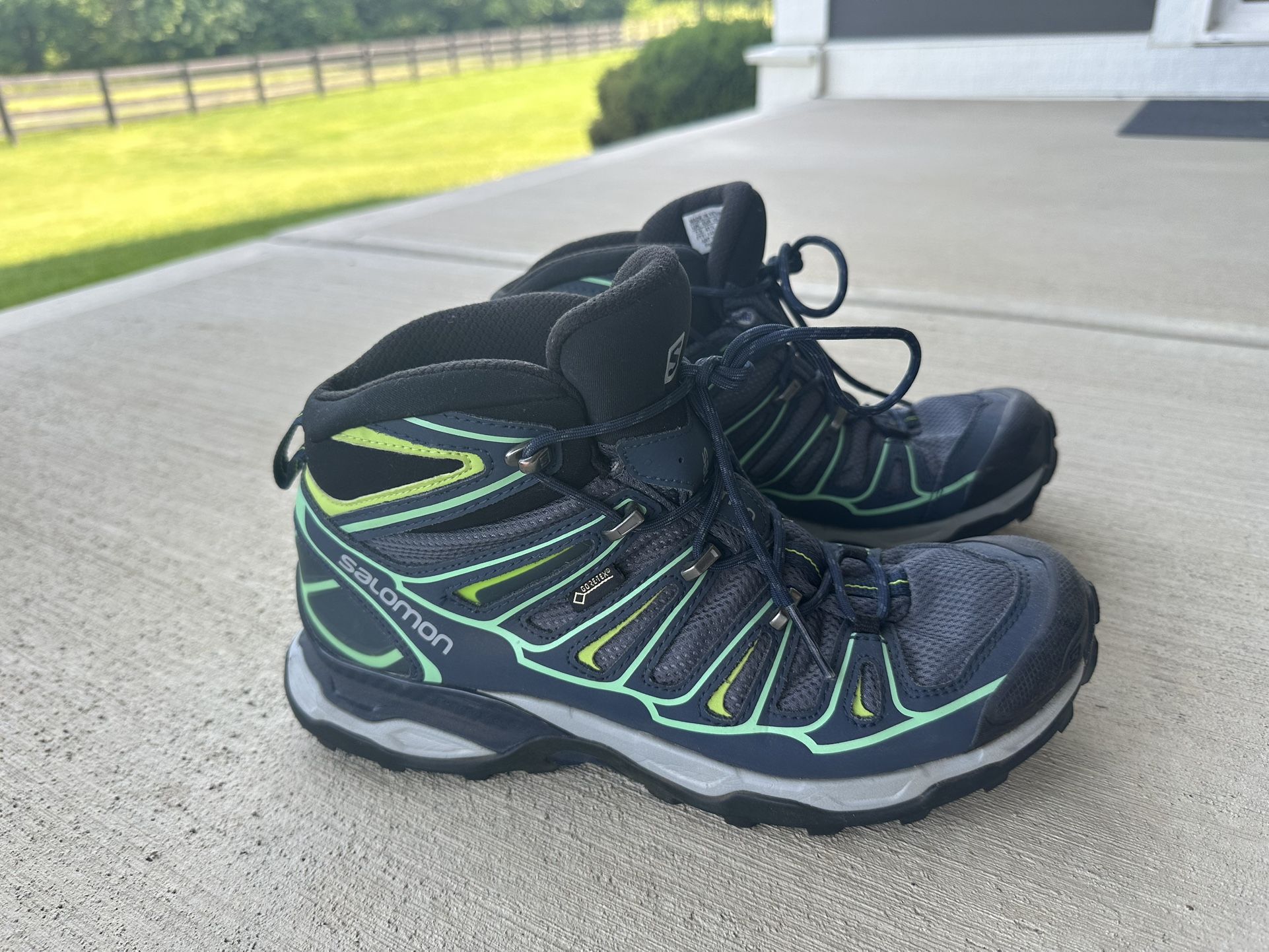 Like New Barely Used Solomon Size 9 Women Hiking Shoes