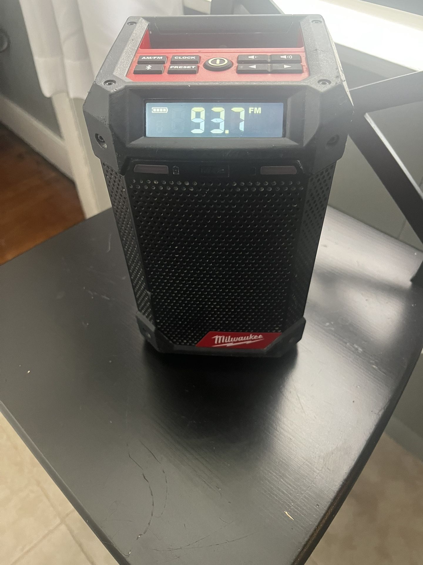 Milwaukee M12 Radio W/ 2.5 HIGH OUTPUT BATTERY