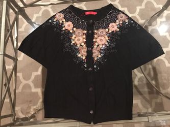 Short sleeve sweater with beautiful embellishments