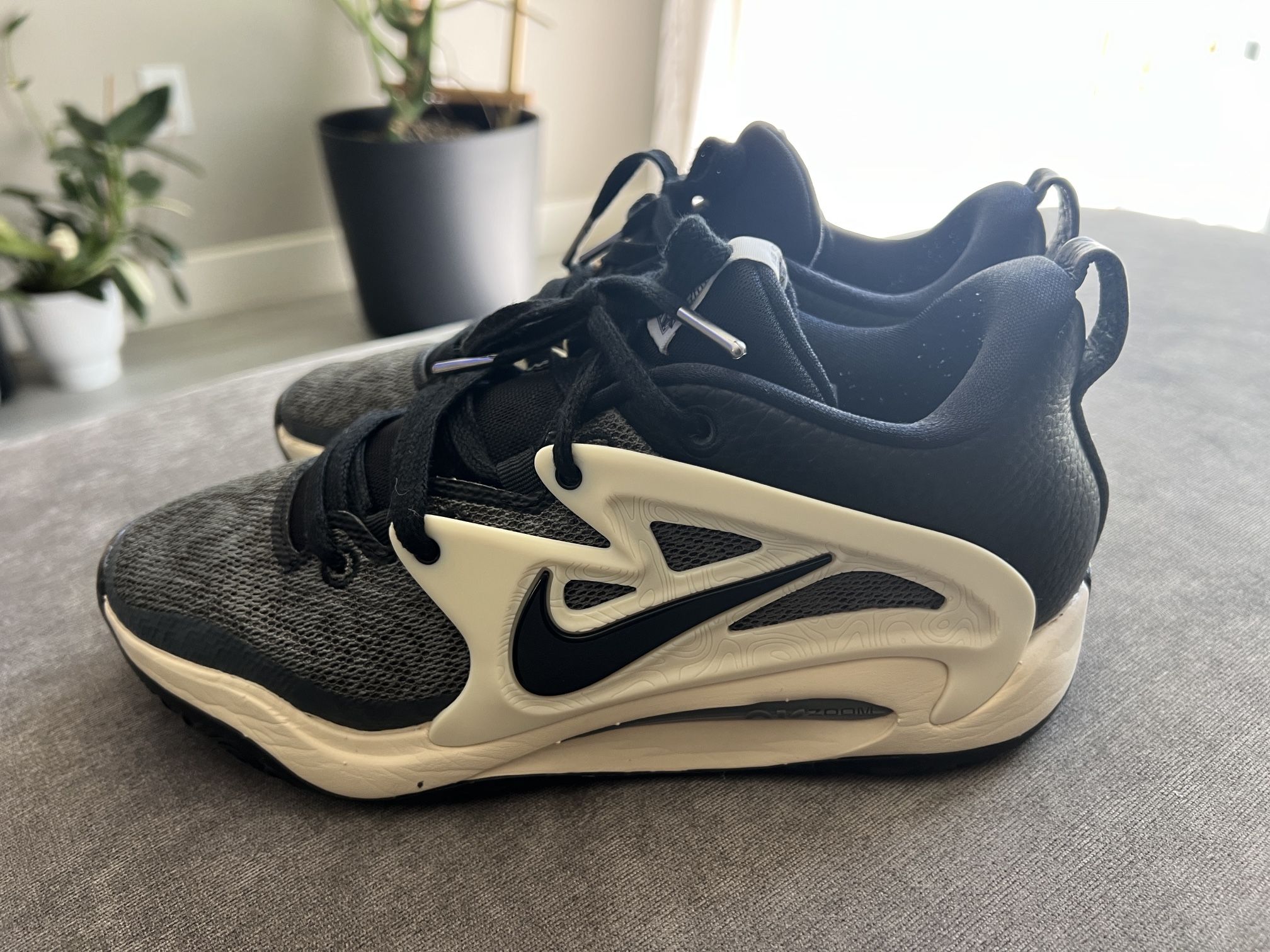 Like new Nike sneakers only worn 2x Why Nike main image 3