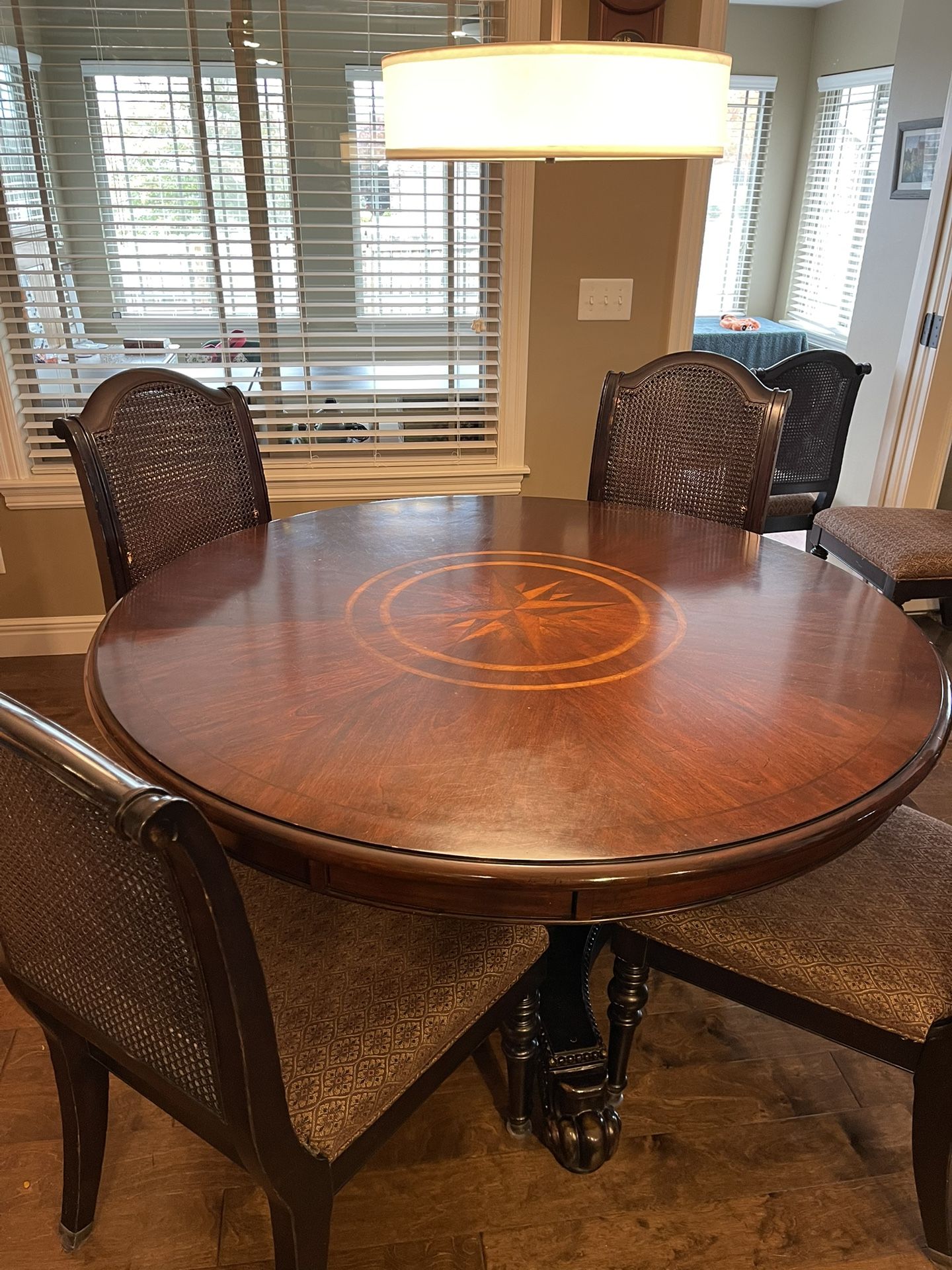 Round Dinning Table 4 Or 6 Seating 