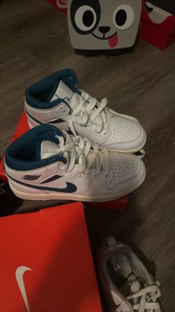 Great condition sneaker deal for kids size 3/4