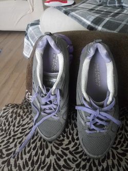 Tennis s skechers size 8.5 en muy buenas. Condiciones