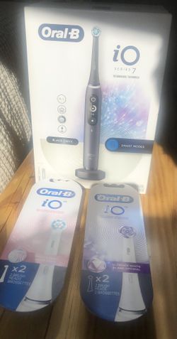 ORAL B iO SERIES 7 W/ 2 PACKS OF BRUSH HEADS