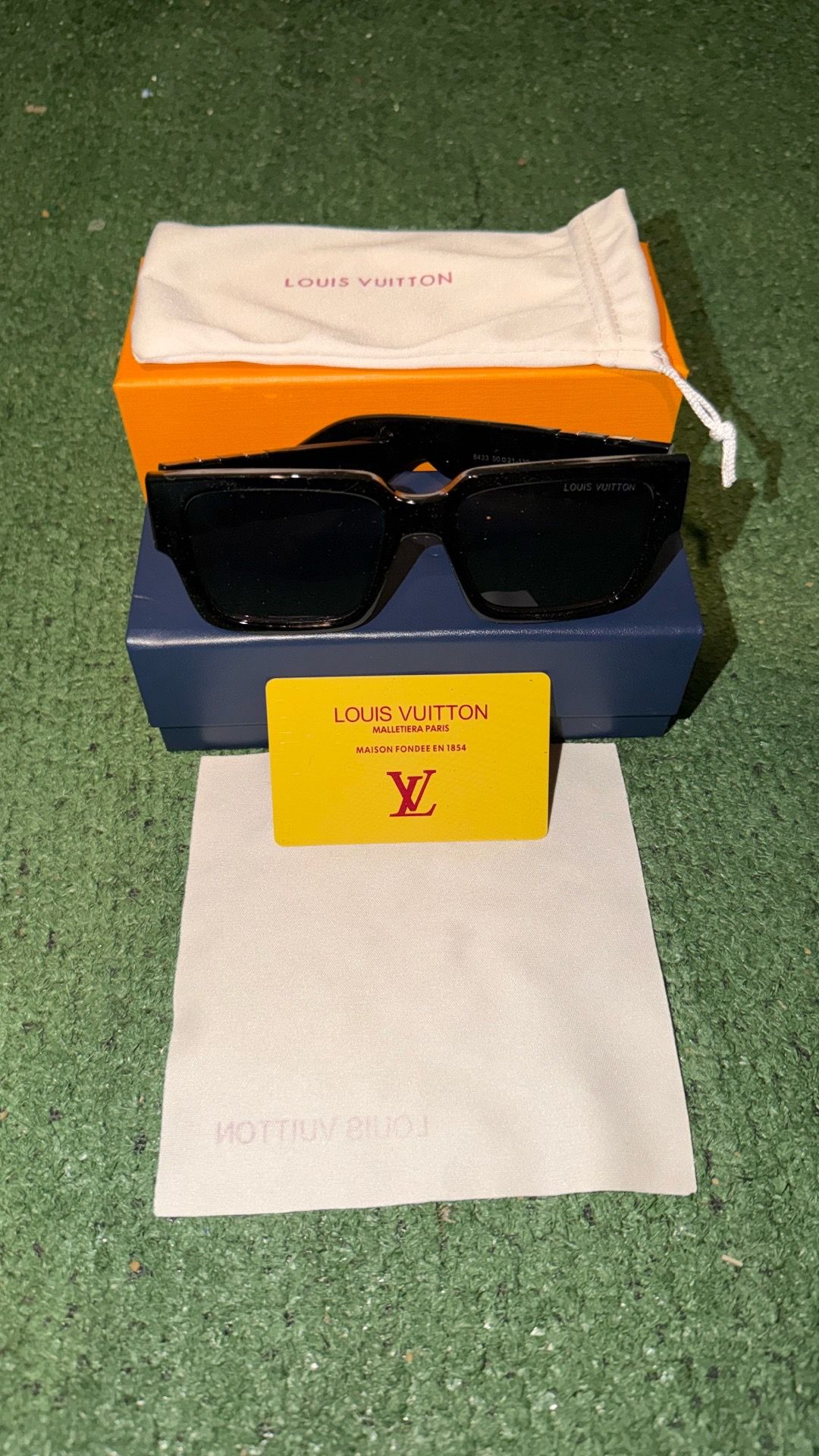 LV SUNGLASSES MEN OR WOMEN
