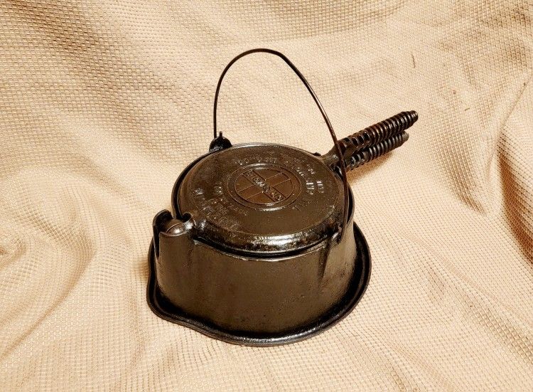 Vtg Griswold American No 8 Cast Iron Waffle Iron w/ High Round No 88 Base