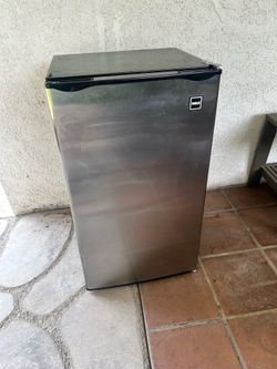 Stainless Steel Mini Fri d g e with Soda Dispenser