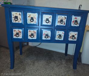 Vintage little dresser