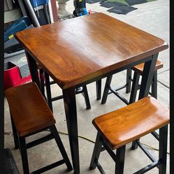 Table And 4 Barstools 