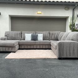 Huge Light Grey Sectional Couch Sofa From Ashley Furniture In Excellent Condition - FREE DELIVERY 🚚