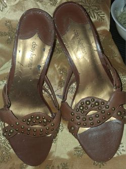 Daisy Fuentes Leather Pumps