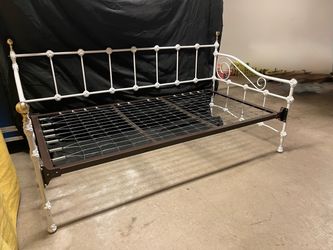 Dresher Antique White Daybed