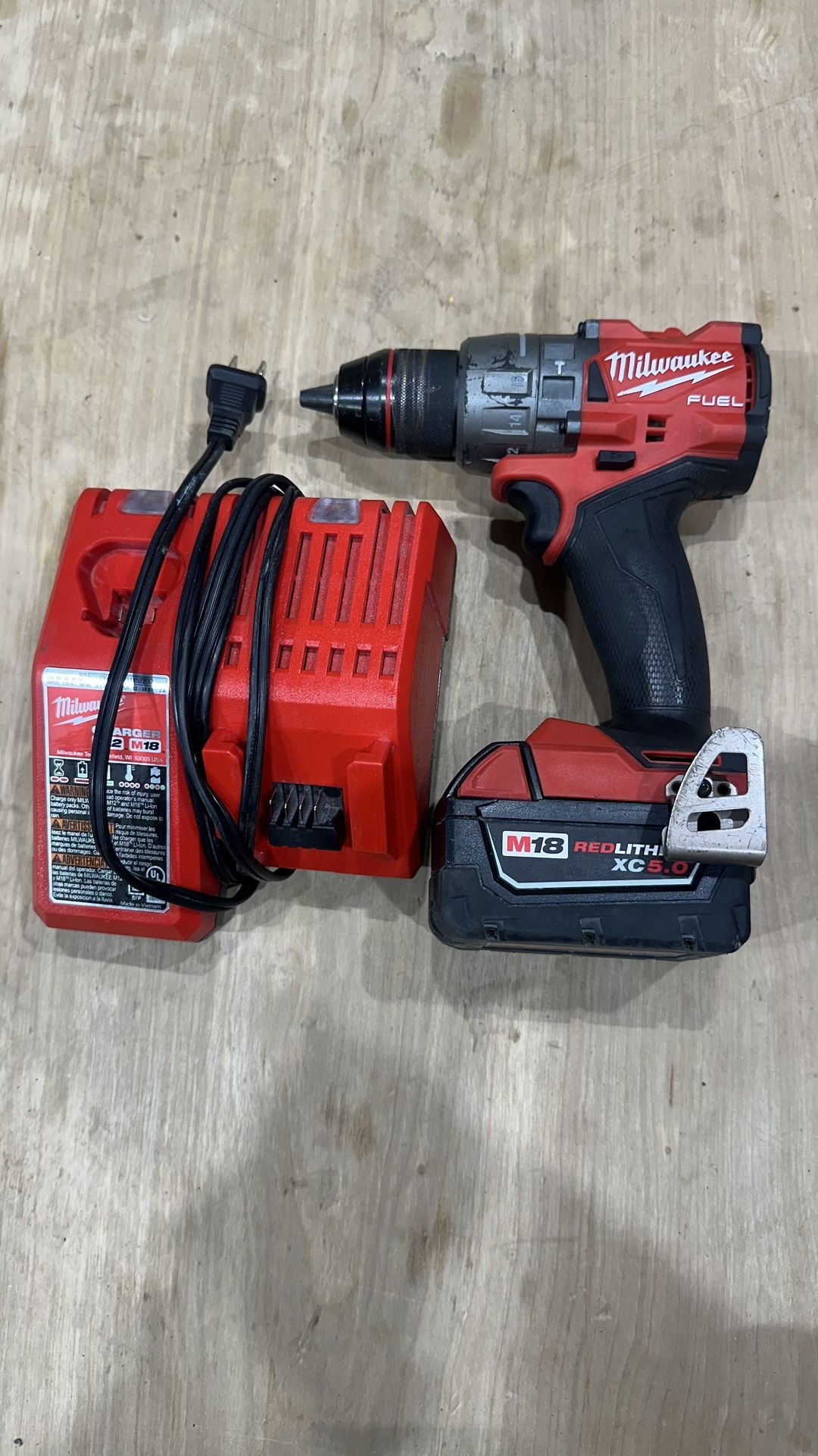 Milwaukee M18 FUEL 18V Lith-Ion Brushless Cordless 1/2 in. Hammer Drill/Driver w/ 5.0 Ah Battery and charger