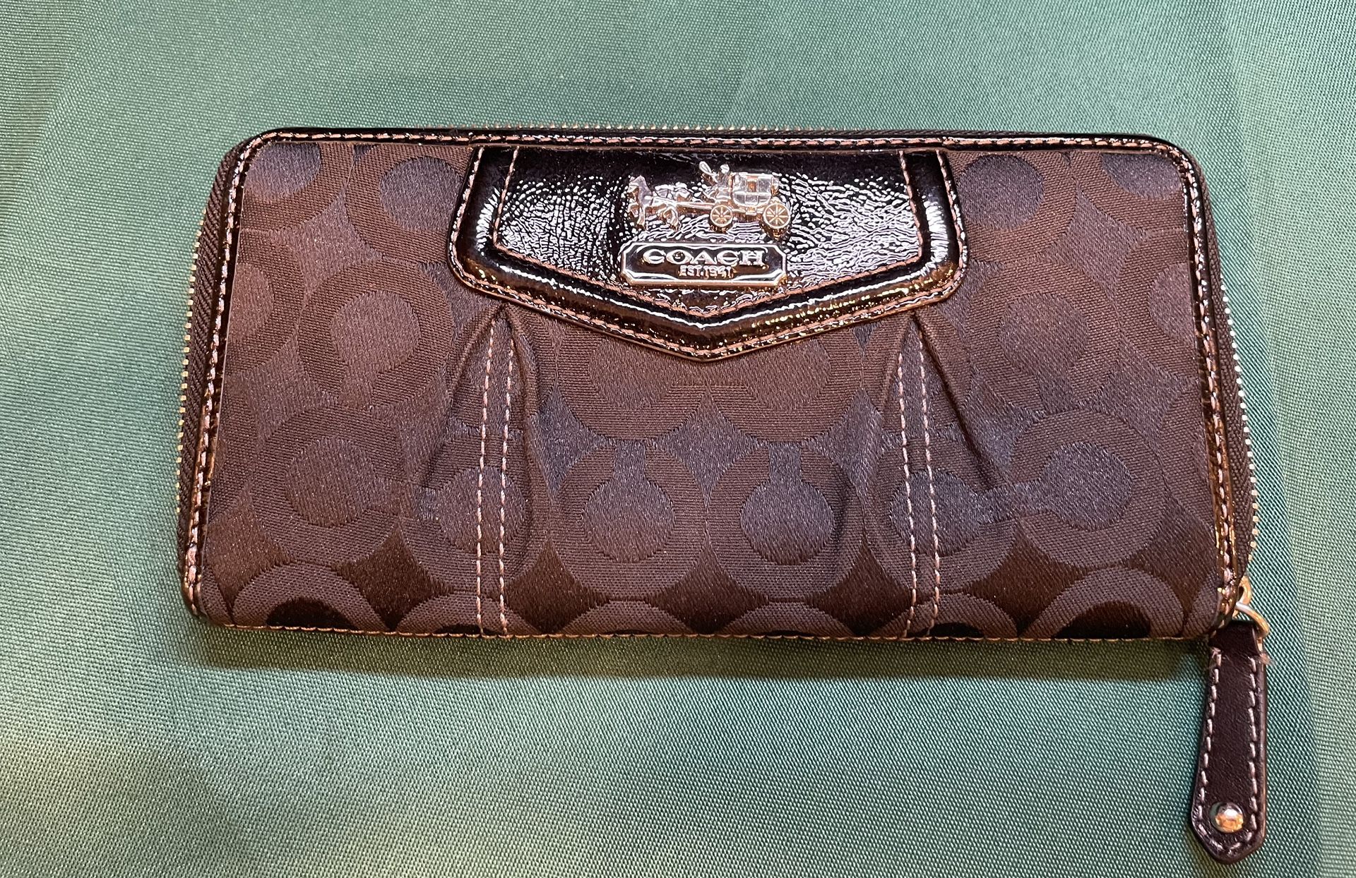Beautiful Classic Coach Zippered Clutch Wallet