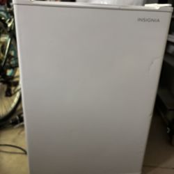 Insignia 2.6 cu. ft. Mini Fridge 