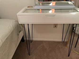 White and gold vanity + Hollywood mirror