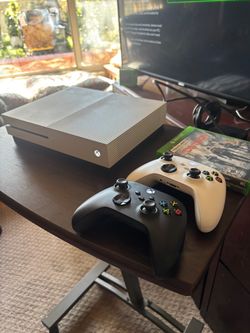 Xbox One S Bundle - Case 2 controllers and 2 games 500g console