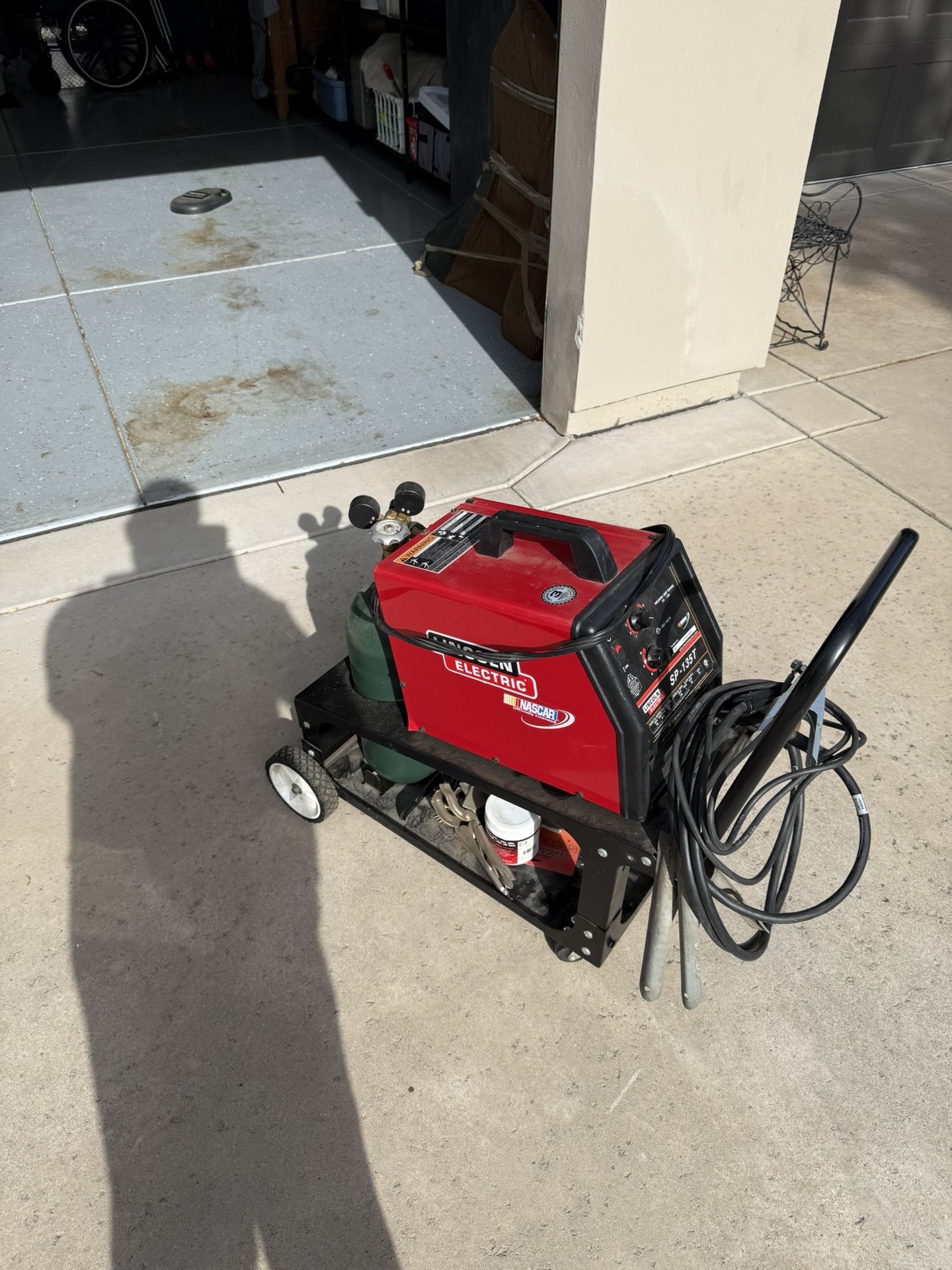 Lincoln electric SP 135 T with bottle and cart