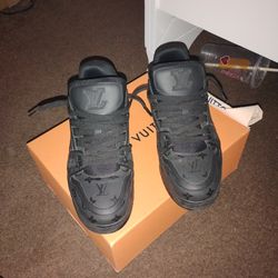 Lv trainers size 43 dat is a size 10 10.5 man lmk wore once or twice