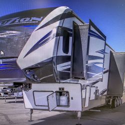 2019 FUZION 43ft, 5/wheel Toy Hauler 