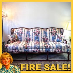 VINTAGE FLORAL COUCH - $80 - MUST GO BY FRIDAY! FIRE SALE 🔥