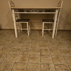 Dining Room Table & Chairs 