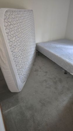Queen mattress and boxspring