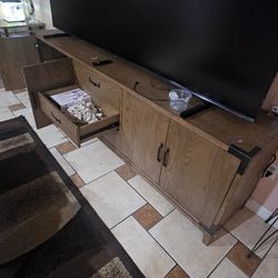 FURNITURE WOOD SOLID TV STAND CAN CARRY TV 65" UP STURDY LIKE NEW EVERYTHING WORKS GREAT VERY CLEAN NO DAMAGE  SCRATCHES OR DENTS,IF SOMEBODY INTEREST
