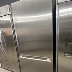 Thermador Built In Stainless Steel 36” Refrigerator LED Lighting