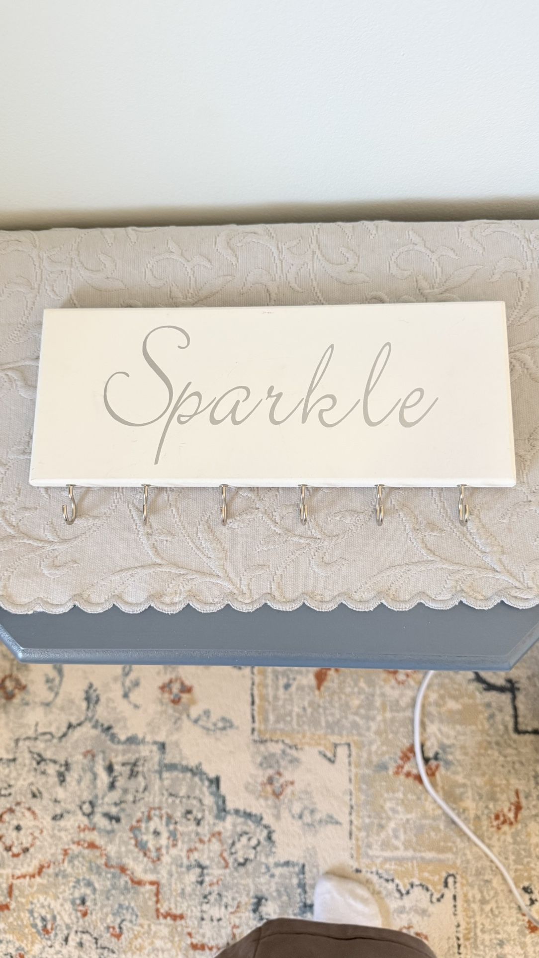 wall-mounted jewelry holder with hooks