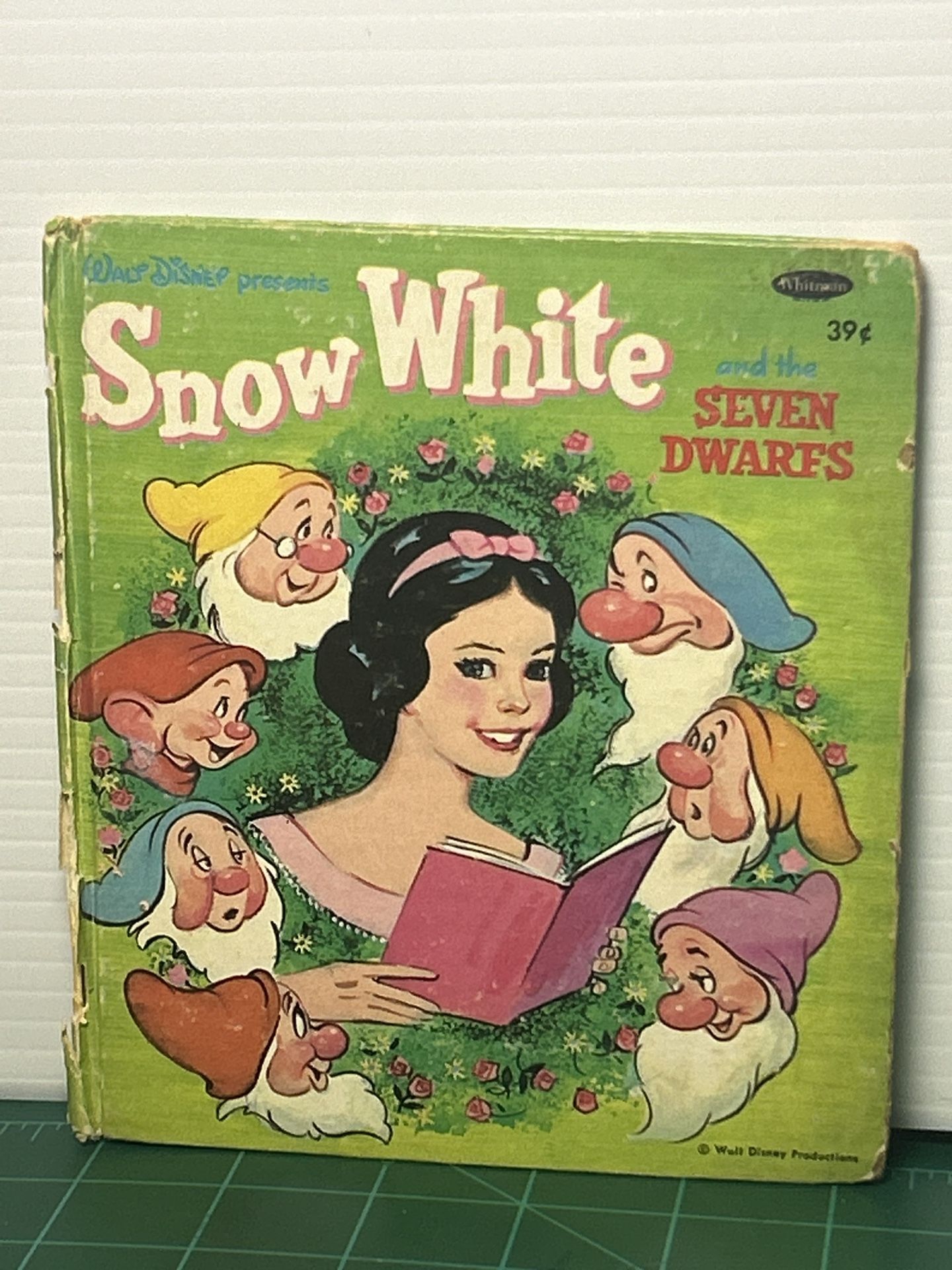 Walt Disney Presents Snow White and The Seven Dwarfs (A Golden Tell-A-Tale book)