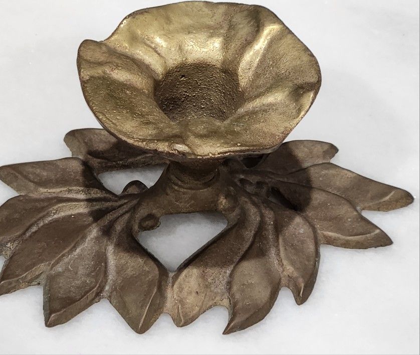 Elegant Solid Brass single candle holder with leaf design. 
4.5" L x 3.5" W x 2" tall. Made in India. 
*** Cash 💸 only. Front Door pick-up. 