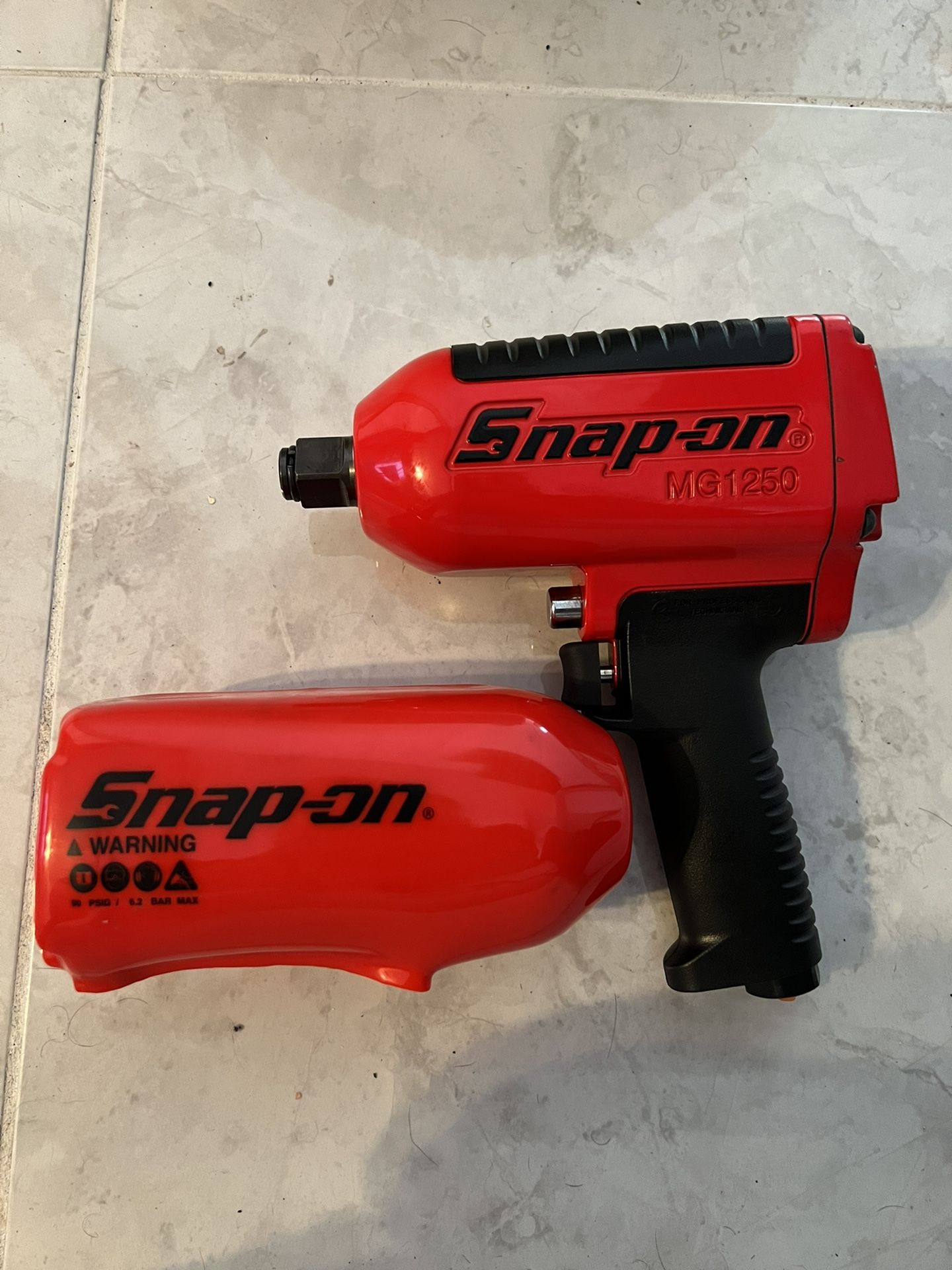 Snap On MG1250 3/4 air impact wrench tool used, works great w/ cover.